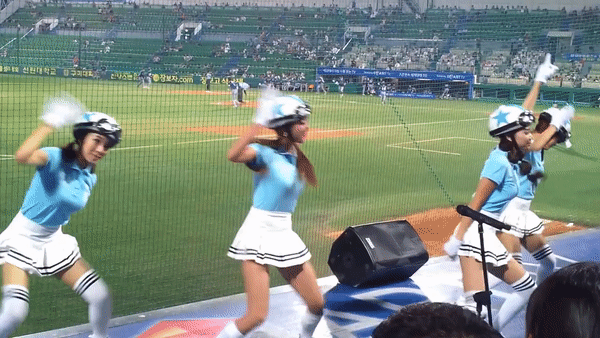 VIDEO: Các cầu thủ được tiếp lửa với vũ điệu hết sức hài hước