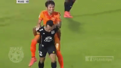 VIDEO: Mệt mỏi vì bị câu giờ, cầu thủ Thái Lan có pha xử lý 'đi vào lòng người'