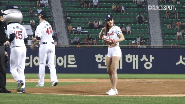 VIDEO: Nữ cầu thủ Hàn Quốc gây sốt vì vẻ đẹp hoàn hảo