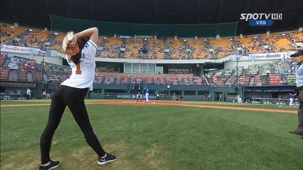 VIDEO: Kiều nữ Hàn Quốc ném bóng vô cùng điệu nghệ và cái kết