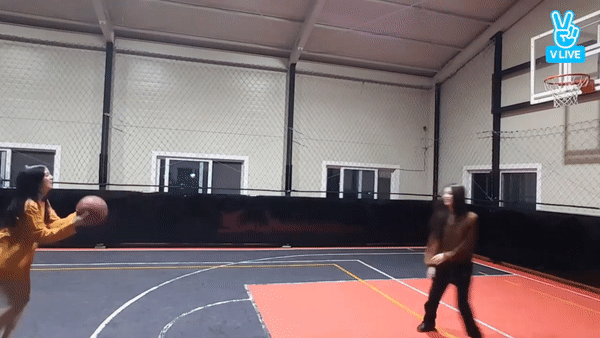 VIDEO: Hai nữ thần Blackpink đối đầu trên sân bóng rổ