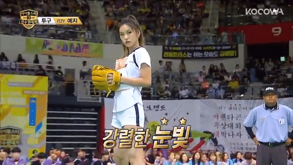 VIDEO: Hot girl Hàn Quốc đưa bóng đi với vận tốc của xe máy
