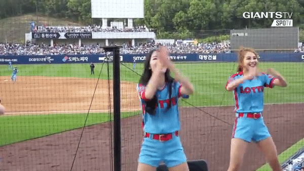 VIDEO: Nhóm hot girl khuấy động sân bóng với màn vũ đạo 'đốt mắt'