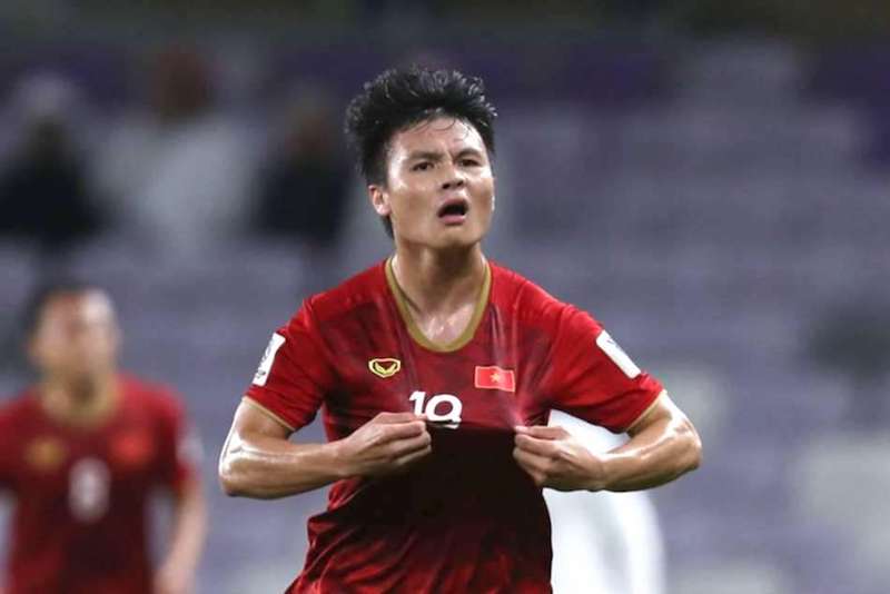 Hãy xem hình ảnh Nguyễn Quang Hải - cầu thủ tài năng và trẻ tuổi của đội tuyển Việt Nam, người đã gây ấn tượng trong các giải đấu lớn. Anh ấy là một trong những cầu thủ được mong chờ nhất của đội bóng quốc gia Việt Nam.