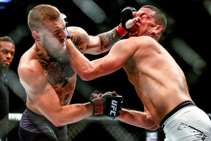 Tuy nhiên, Conor đã dừng chân với Nate Diaz trong suốt khoảng giữa năm 2016, từ UFC 196 ... UFC Superfight, Superfight trong lịch sử UFC, Conor vs Alvarez, GSP vs BJ Penn, những trận super fight của UFC