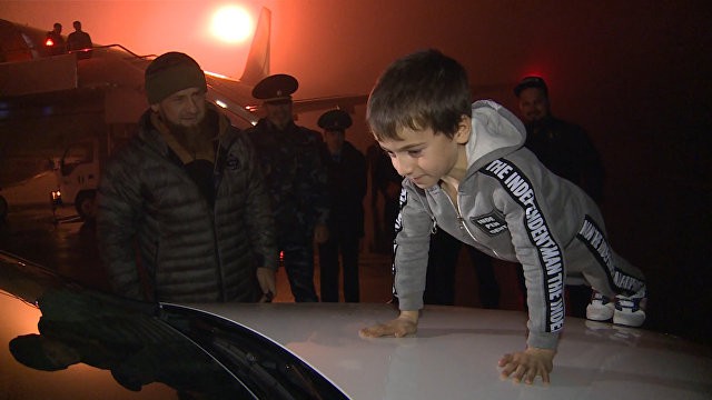 cậu bé hít đất 4000 lần, cậu bé nhận xe sang vì kỷ lục hít đất 4000 lần, 