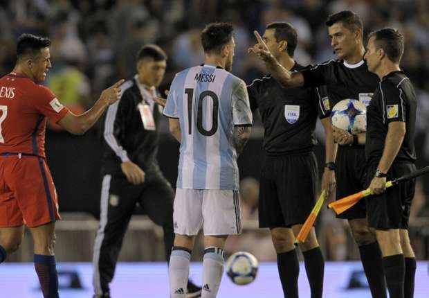Messi, Messi bi phat, FIFA phat nang Messi, vong loai world cup, argentina,fifa