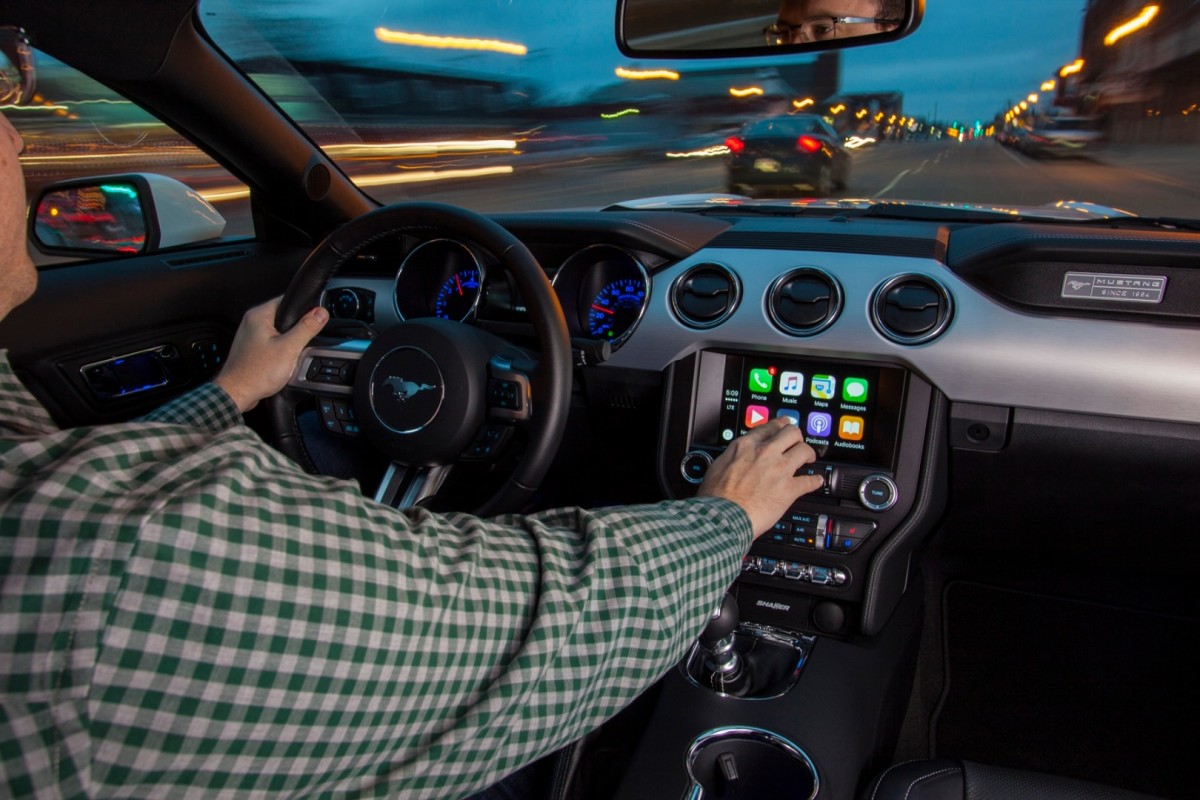 Sử dụng màn hình cảm ứng trên xe ô tô dễ gây mất tập trung