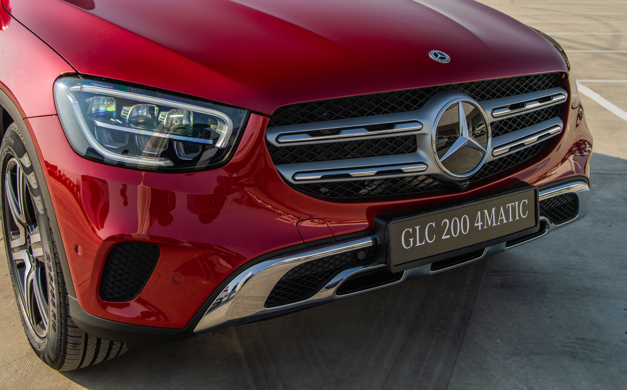Chi tiết giá xe Mercedes GLC 200 2020, thông số kỹ thuật, đánh giá nội ngoại thất và khả năng vận hành xe.