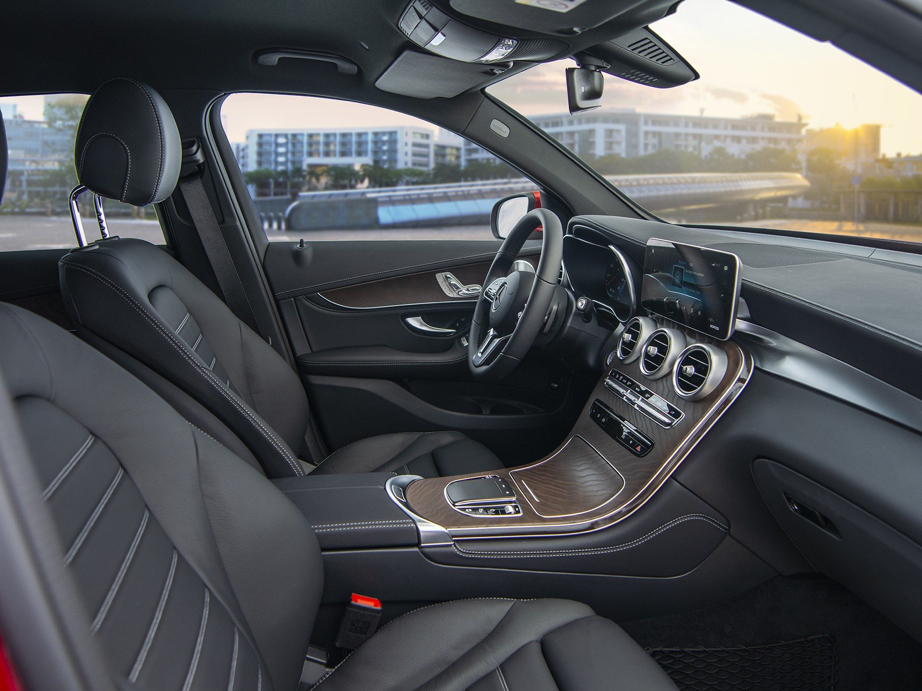 Chi tiết giá xe Mercedes GLC 200 2020, thông số kỹ thuật, đánh giá nội ngoại thất và khả năng vận hành xe.
