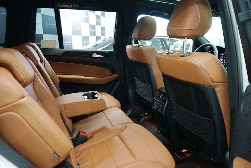Khoang hành khách Mercedes GLS 350d 4Matic 2020