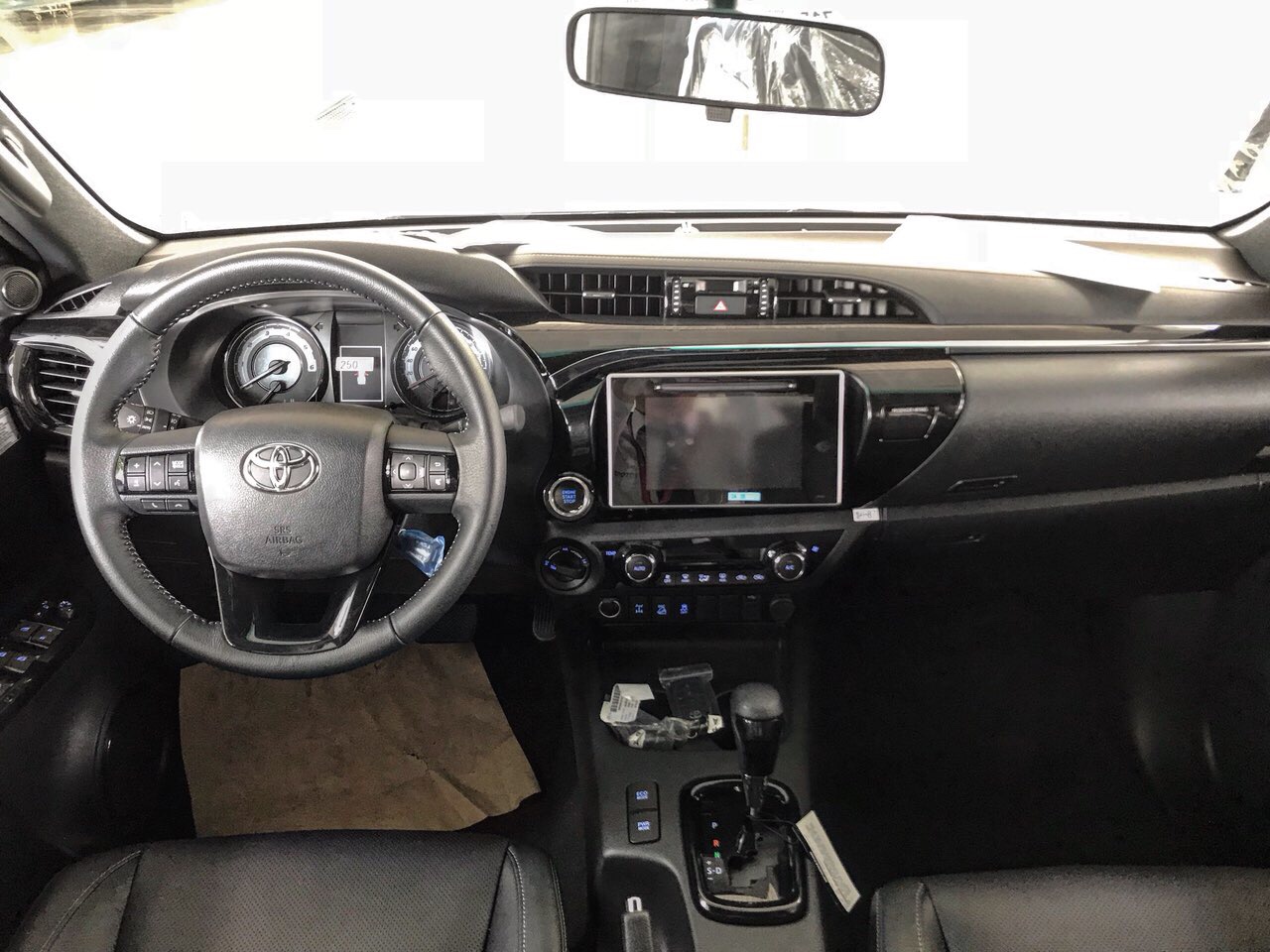 Phần khoang lái nội thất xe Toyota Hilux 2020