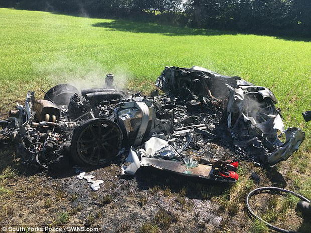 Chiếc siêu xe Ferrari cháy rụi bên rìa xa lộ khi chỉ vừa mới được mua khoảng 1 tiếng trước khi tai nạn xảy ra