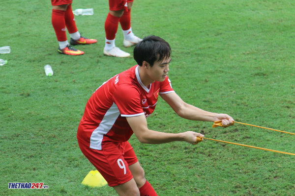 Nếu bạn yêu thích bóng đá, hãy đến với hình ảnh của Văn Toàn - một cầu thủ trẻ tài năng và đầy nhiệt huyết của đội tuyển Việt Nam.