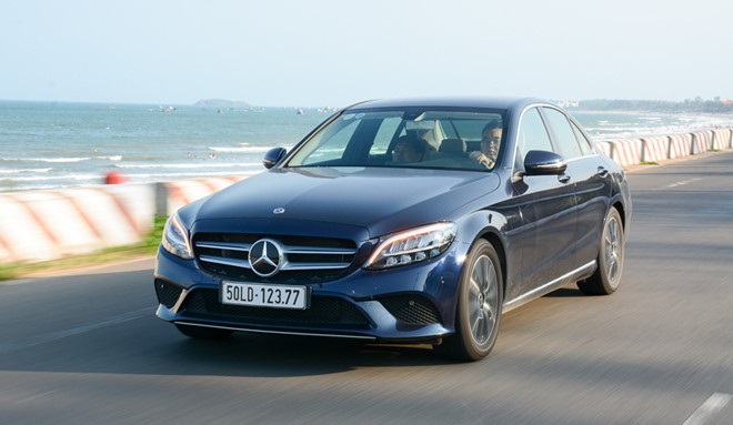 Chi tiết giá lăn bánh Mercedes C200 2020, thông số kỹ thuật, đánh giá nội ngoại thất và khả năng vận hành xe.