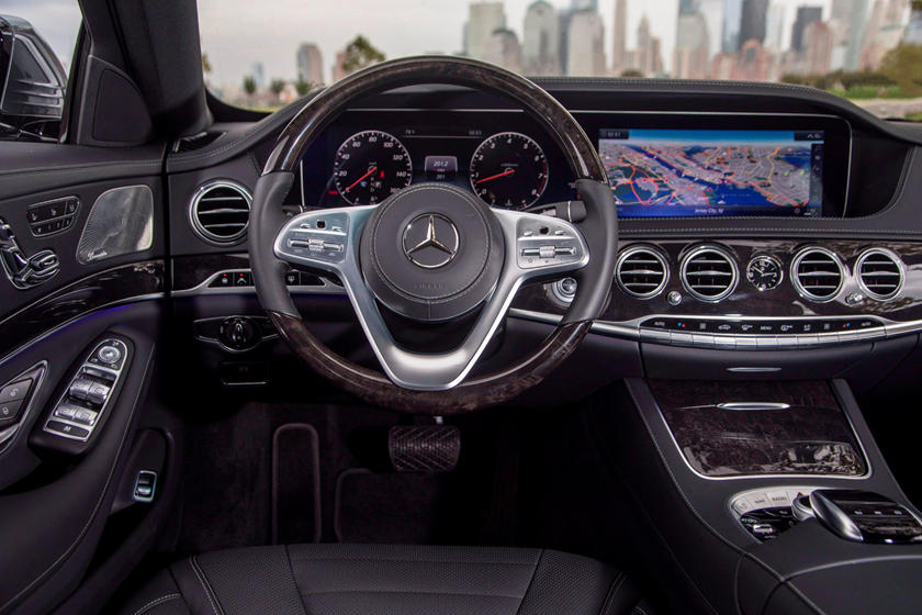 Chi tiết giá xe Mercedes S450 2020, thông số kỹ thuật, đánh giá nội ngoại thất và khả năng vận hành xe.
