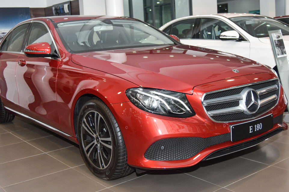 Chi tiết giá bán Mercedes E180 2020, thông số kỹ thuật và đánh giá xe mới nhất.