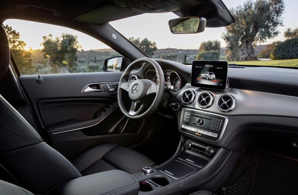 Chi tiết giá lăn bánh Mercedes GLA 250 2020, thông số xe và đánh giá xe mới nhất.