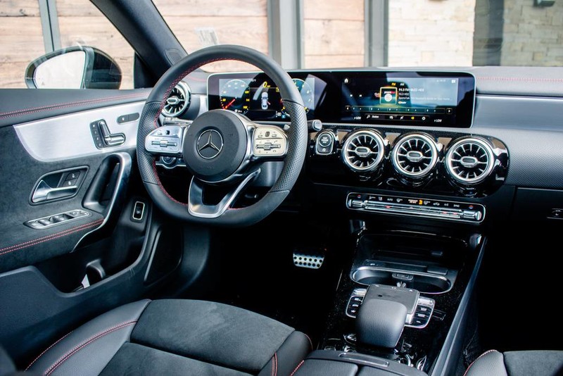 Các tiện ích trong nội thất xe Mercedes CLA 250 2020