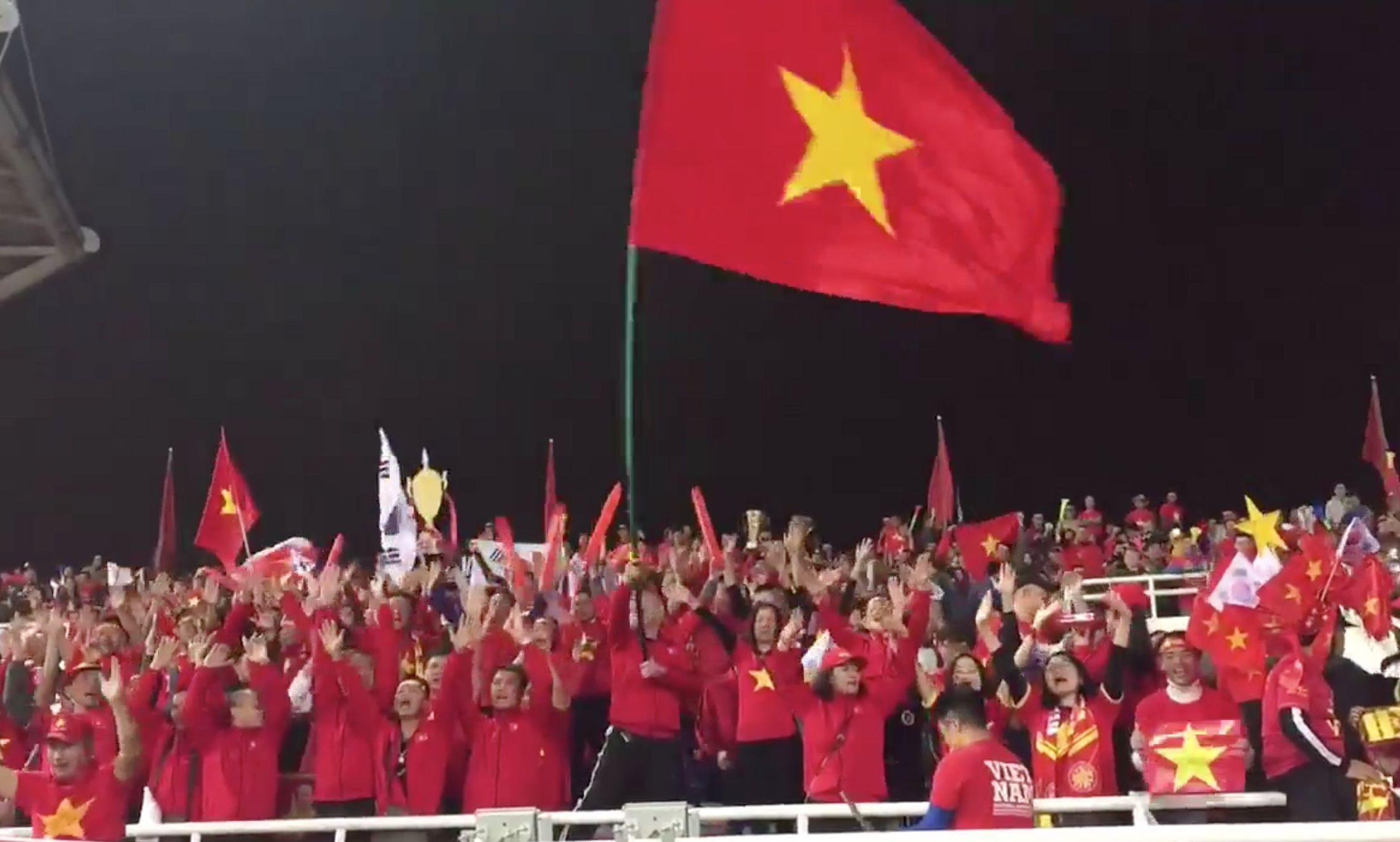 Lá cờ Việt Nam với những đường nét mềm mại, ý nghĩa sâu sắc luôn là niềm tự hào của người dân Việt Nam. Những bức ảnh về lá cờ trắng đỏ cùng với những nét chấm phá đặc sắc sẽ đưa bạn đến với cảm xúc sâu lắng và giúp bạn yêu quê hương mình hơn.