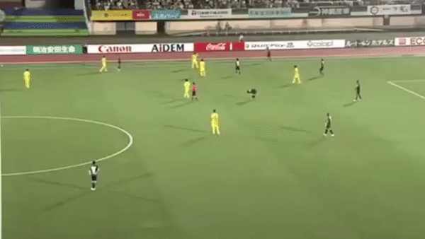 VIDEO: Thiếu canxi, thủ môn để lọt lưới ngớ ngẩn