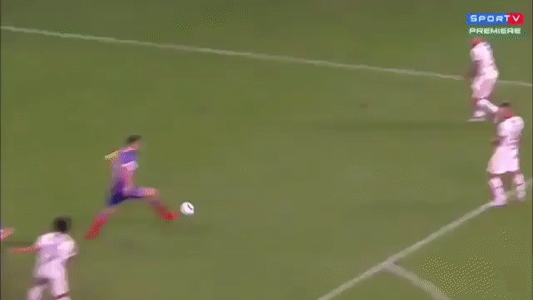 VIDEO: Cầu thủ thể hiện tấm lòng nhân ái vì sợ bóng 'đau'