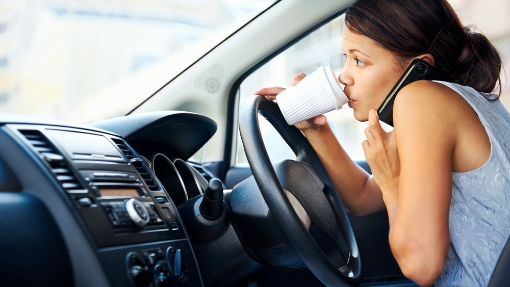 Tránh những hoạt động gây mất tập trung khi lái xe