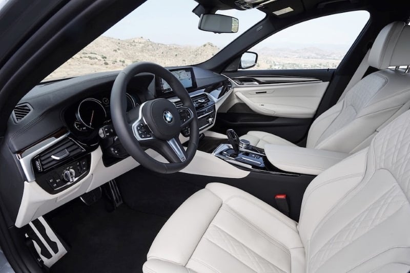 Khoang lái BMW 5 Series 2020
