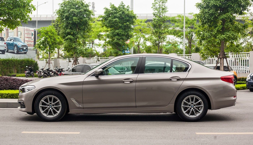 Thân xe BMW 5 Series sedan 2020