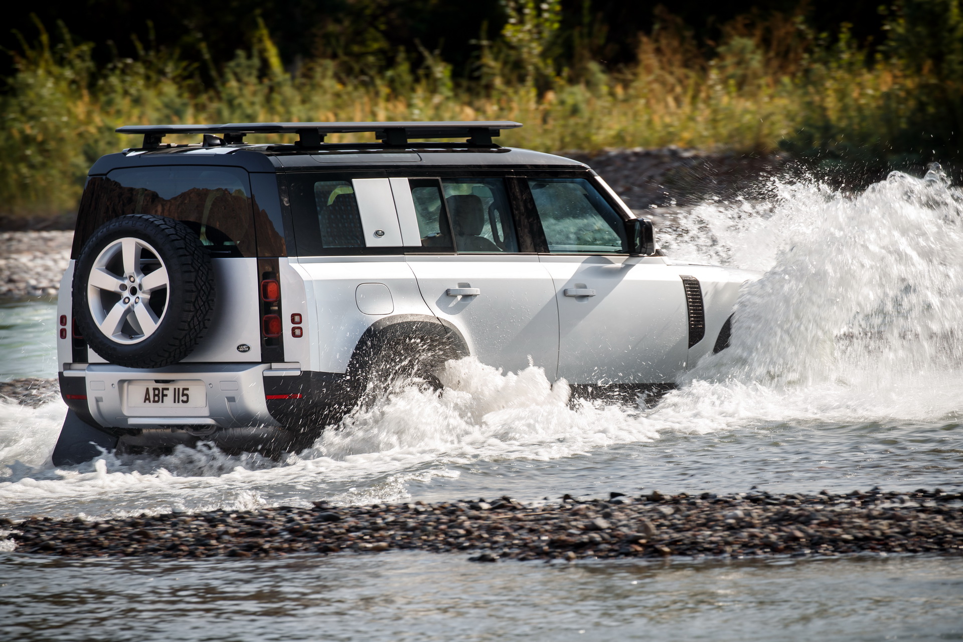 Land Rover Defender 2020 vận hành mạnh mẽ kết hợp động cơ hybird