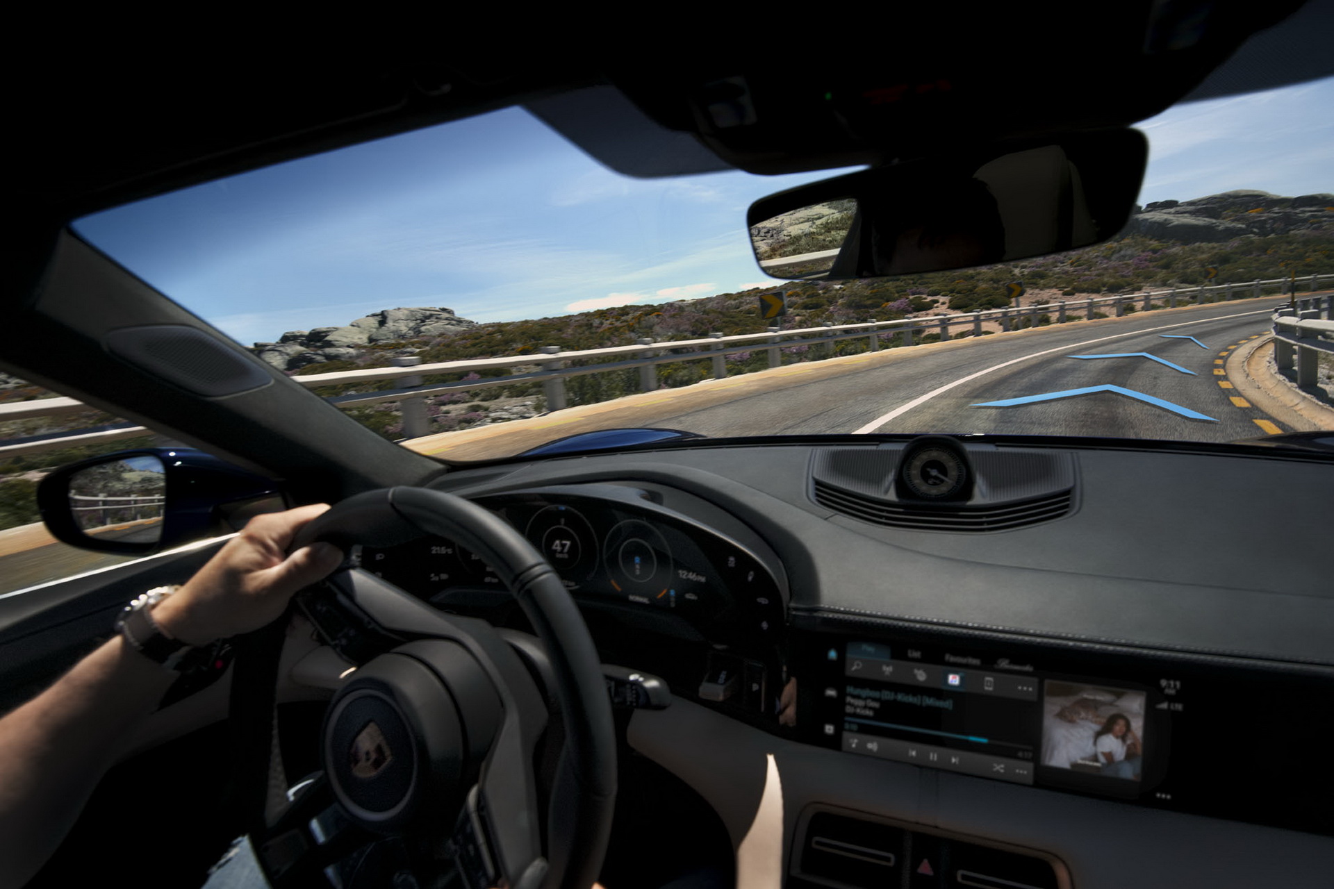 Porsche Taycan 2021 tích hợp sẵn màn hỉnh hiển thị màu đồng hồ đo