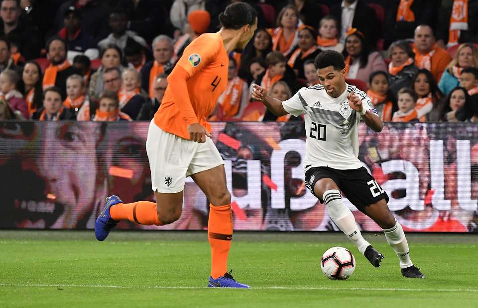 Vòng loại Euro, vòng loại Euro 2020, Đức vs Hà Lan, Đức 3-2 Hà Lan, Van Dijk vị vượt qua, Gnabry vượt qua Van Dijk, bàn thắng của đội tuyển Đức