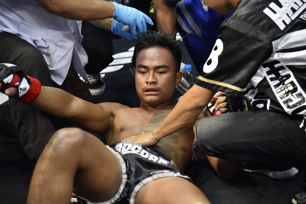 Neymar, Muay Thai, võ sĩ bị đánh bất tỉnh