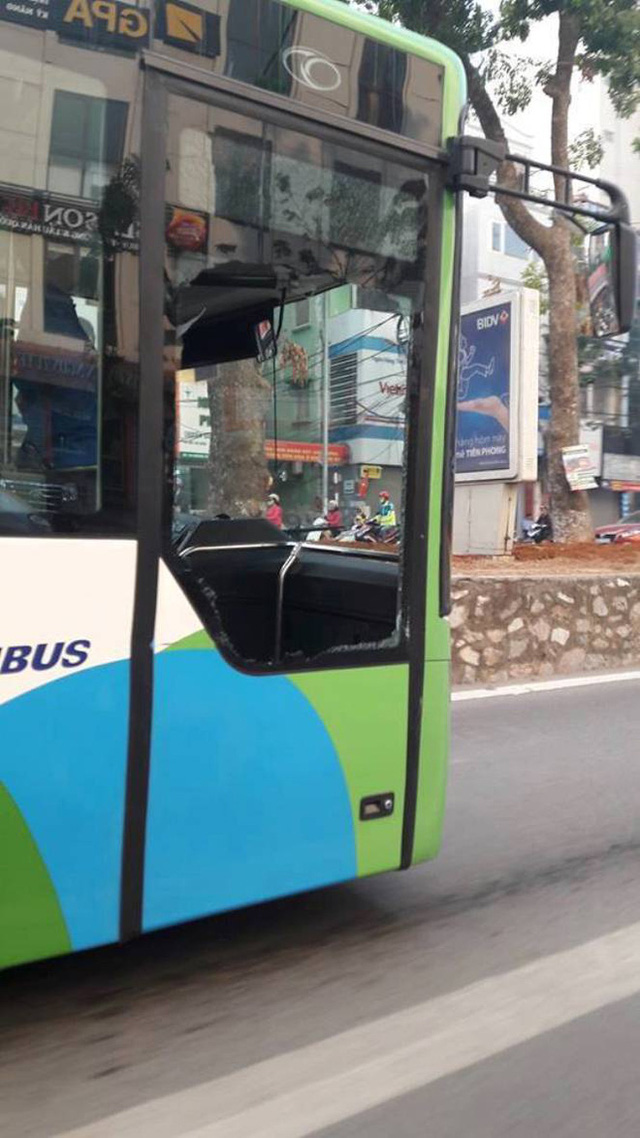Hình ảnh chiếc xe buýt nhanh bị vỡ cửa kính. Nguồn: Otofun
