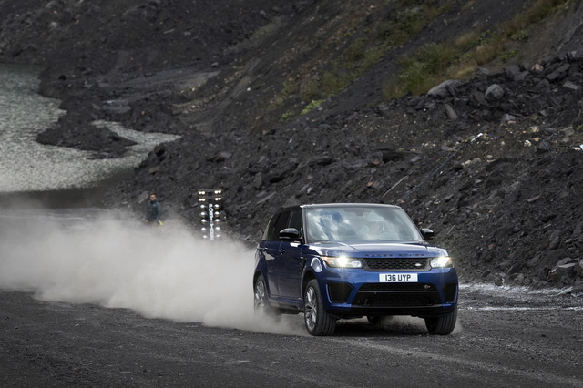 Range Rover Sport SVR có thể di chuyển tốt trên mọi địa hình
