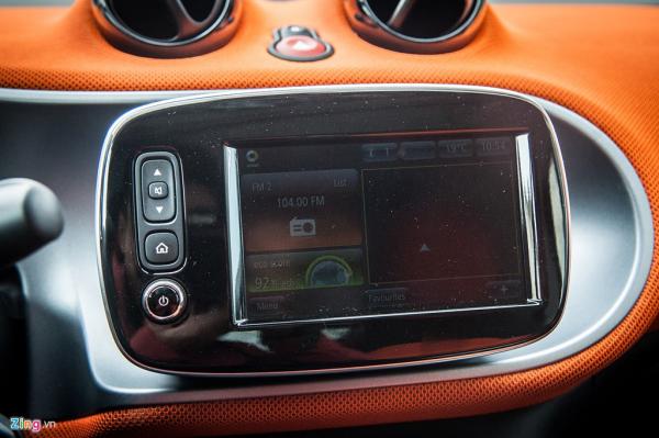 Hệ thống thông tin giải trí của xe hiển thị trên một màn hình LCD. Các kết nối tiêu chuẩn như AUX, USB, Bluetooth... đều có sẵn. Hệ thống âm thanh 2 loa.