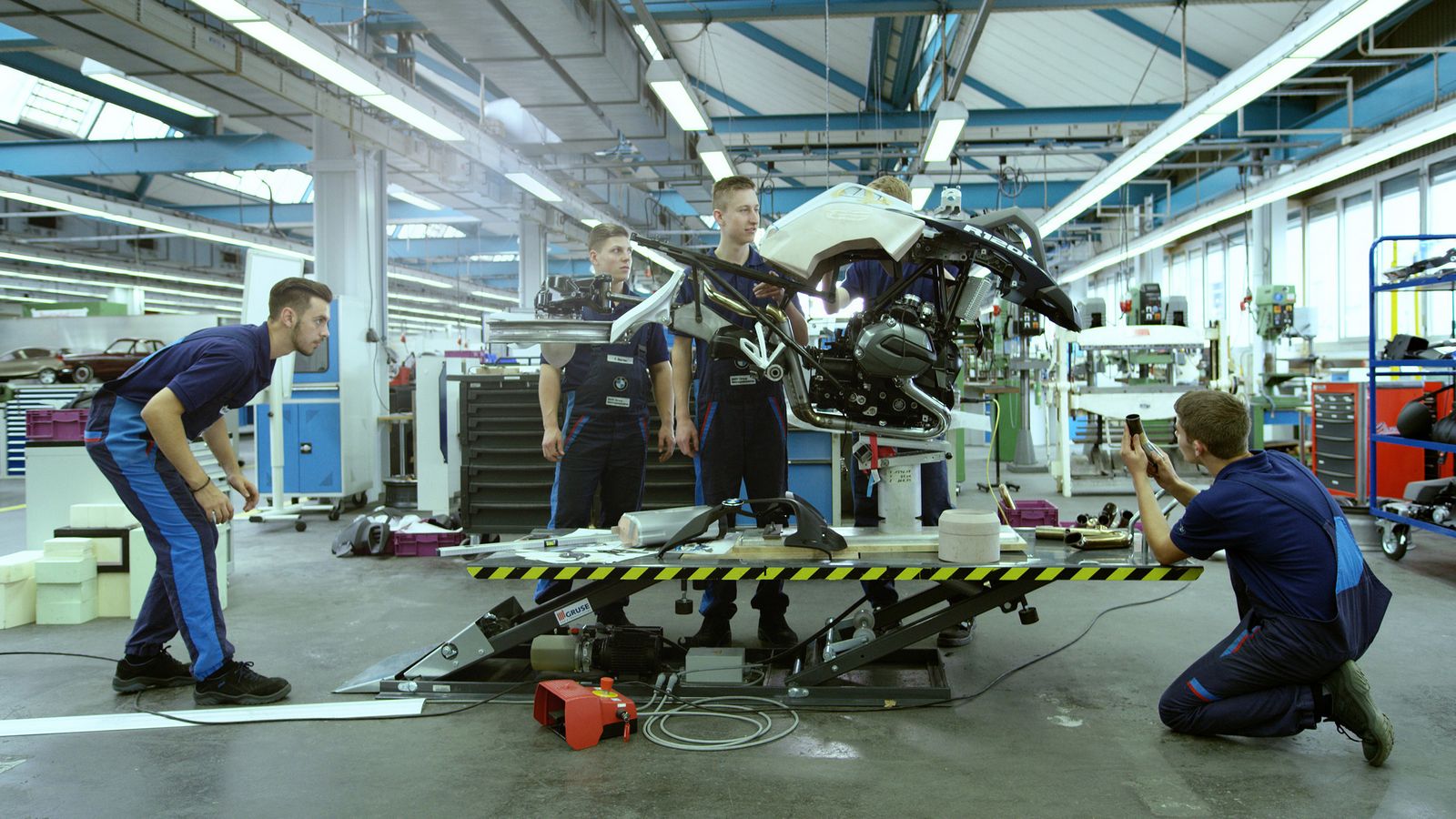 Các nhân viên của BMW bắt tay tạo ra mô hình kích thước thật của chiếc mô tô bay