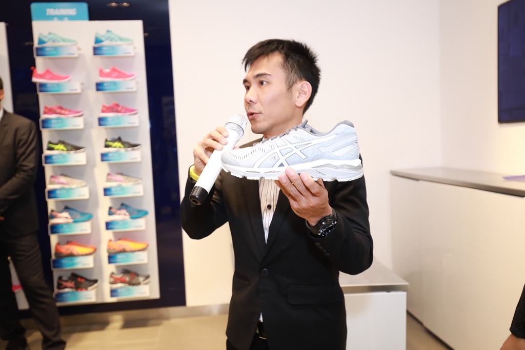 Ông Andy Neo, Phó phòng Marketing thể thao, ASICS Châu Á lên giới thiệu về các dòng sản phẩm giày của ASICS