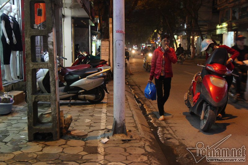 Cột đèn nằm chính giữa lối cho người đi bộ tại 42 Đội Cấn. Ảnh: Vietnamnet