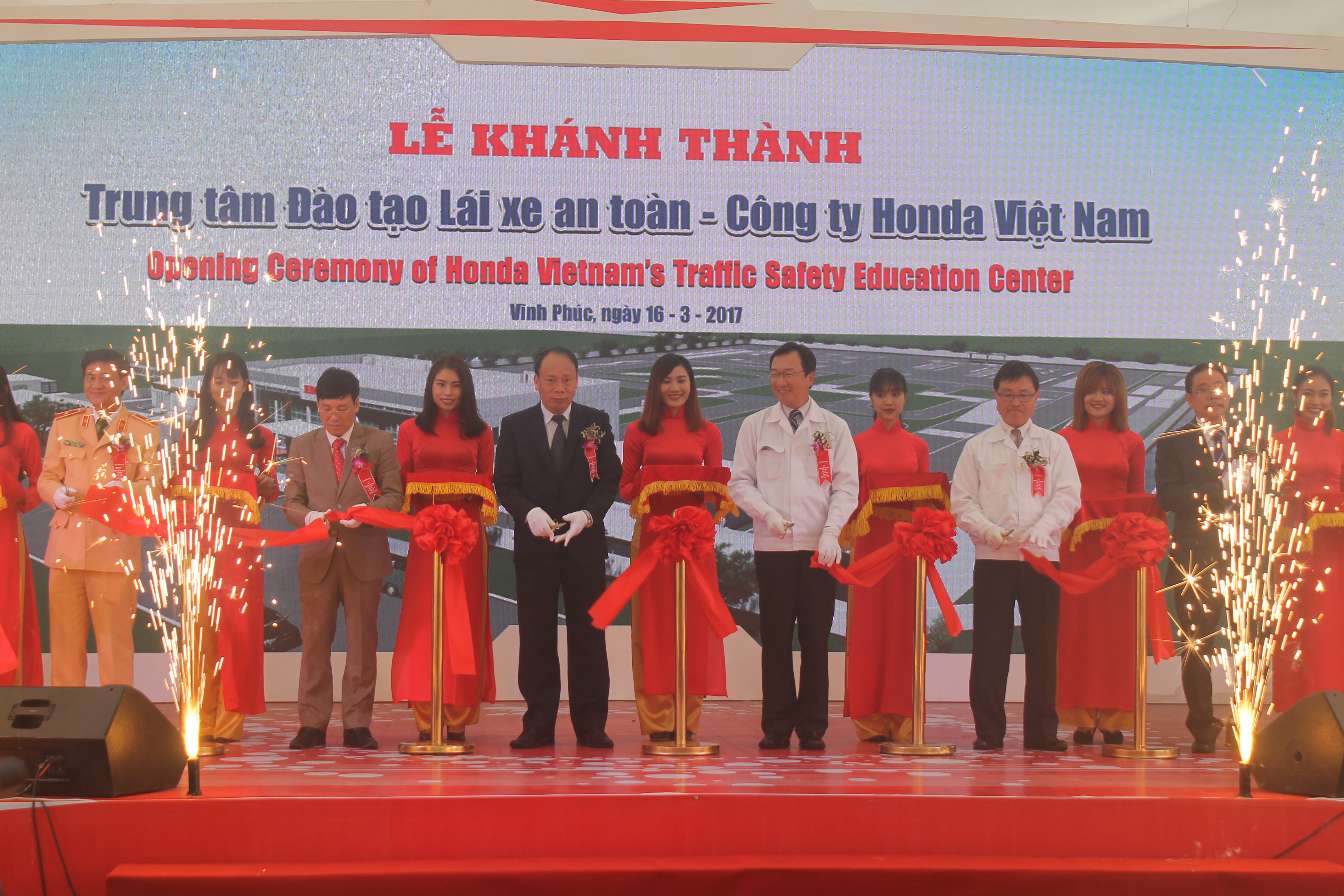 Đại diện cảu Chính Phủ và Honda Việt Nam cắt băng khánh thành Trung tâm đào tạo lái xe an toàn mới của Honda Việt Nam