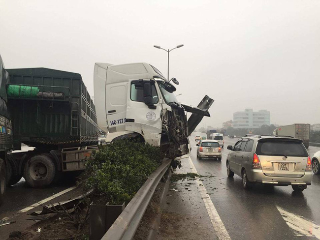 Tai nạn liên hoàn trên cầu Thanh Trì khiến 3 ô tô gặp nạn