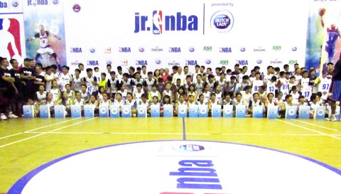 100 thí sinh xuất sắc vượt qua vòng 1 và nhận quà từ chương trình Jr. NBA Vietnam 2017