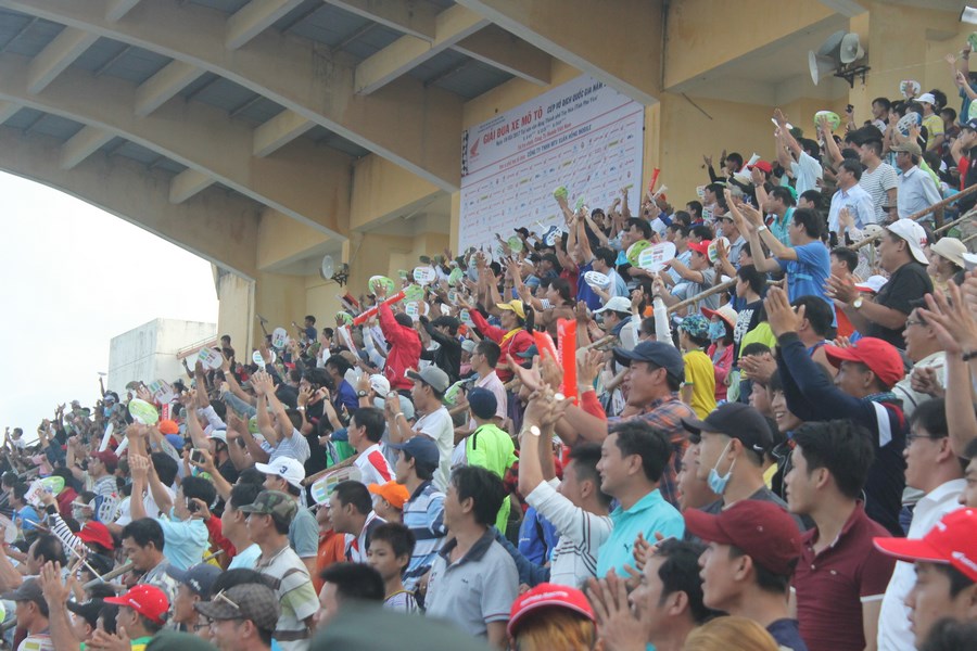 Vòng đua tại Tuy Hòa thu hút được rất nhiều khán giả tới sân