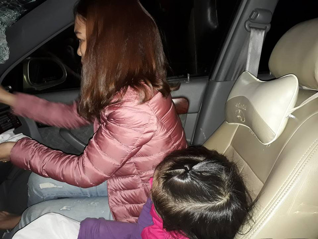 Thời điểm ô tô bị ném gạch, vợ con anh Ngọc đang ngồi ở ghế phụ phía trước, rất may không bị thương