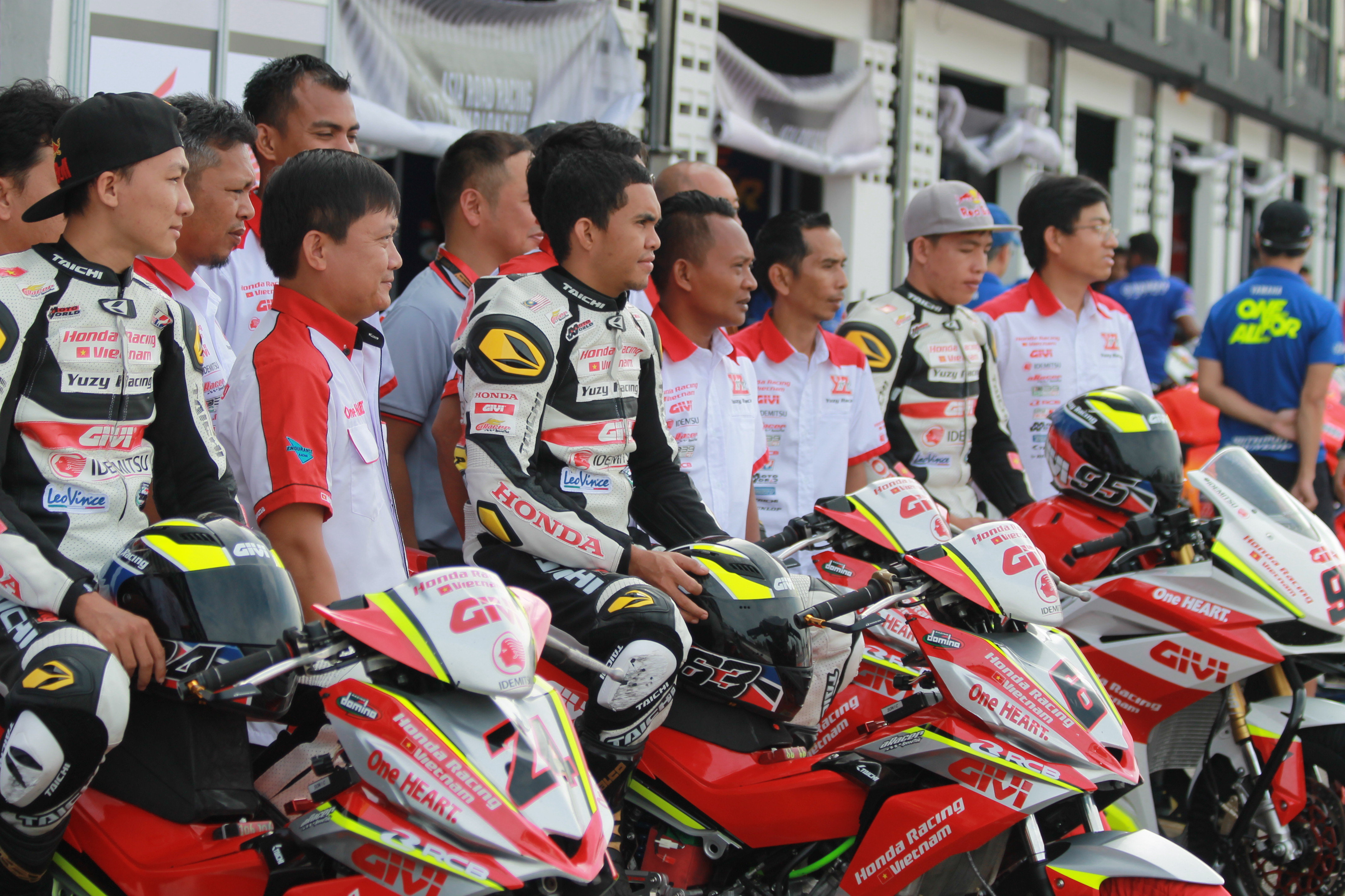 Các tay đua của đội đua Honda Racing Việt Nam