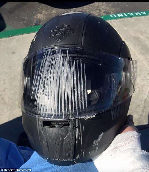 Kính chắn gió cũng là bộ phận cực kỳ quan trọng, trong trường hợp này lớp kính trên chiếc mũ Harley đã hứng chịu toàn bộ sát thương từ chính diện người lái motor