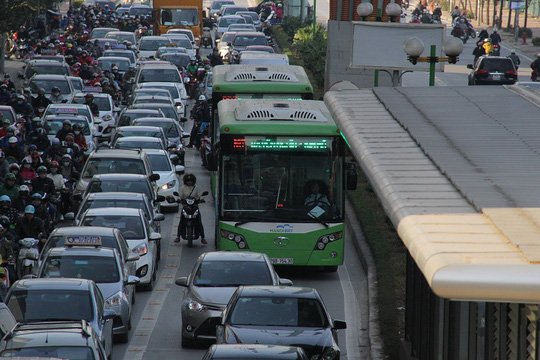 Xe buýt nhanh BRT bị kẹt cứng giữa các phương tiện giao thông khác