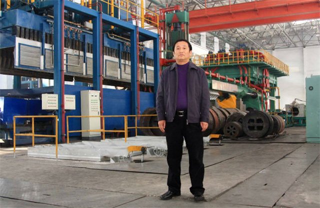 Tỷ phú Liu Zhongtian, Chủ tịch China Zhongwang Holdings, tại nhà máy của công ty vào tháng 11/2016. Ảnh: WSJ