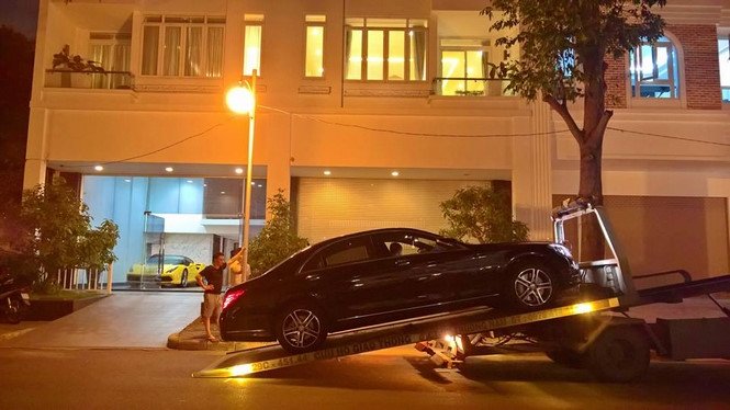 Chiếc xe được vận chuyển tới nhà Cường Đô La bằng xe cứu hộ trong đêm
