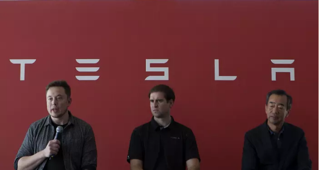 Nhà sáng lập Elon Musk của Tesla, Giám đốc kỹ thuật Jeffrey Straubel, Cố vấn của Panasonic Yoshihiko Yamada.